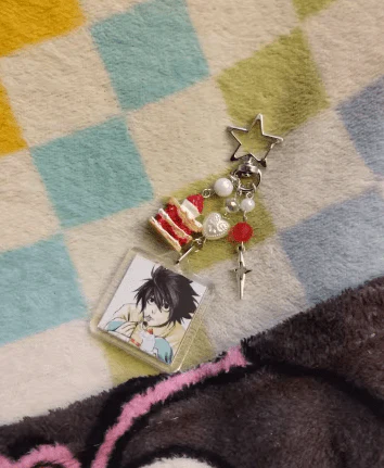 Death Note L Lawliet Cute Keychain with Cake Charms – Anime Accessory Collectible - Image 4